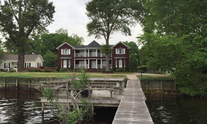 Lake Waccamaw Casa | Completamente amueblado en planta alta, cocina equipada: muelle privado!