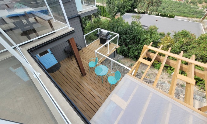 Black Mountain Cama Y Desayuno | Disfrute de las vistas de la ciudad desde su propia piscina privada y jacuzzi
