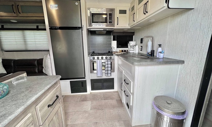 Aguadilla Casa | Camper completamente equipado en un lote privado. ¡Tremenda ubicación!