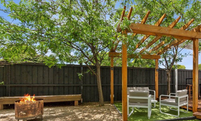 East Geelong Casa | Fully refurbished gorgeous home, central location, 2 bathroom & outdoor fire pit