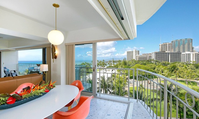 Waikiki Condominio | ¡Escápese a la relajación con estas increíbles vistas al mar!