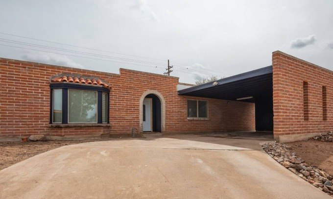 Tucson Casa | Fully Remodeled Rolling Hills Haus, Spacious 4-bed house on East side Tucson