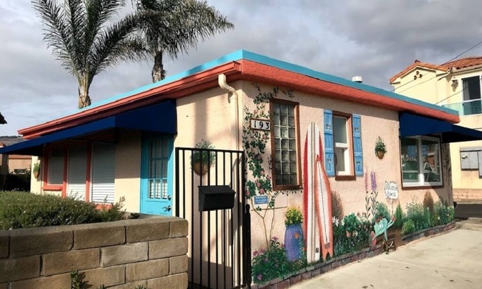 Downtown Casa | Casa de playa completamente renovada de 2 habitaciones - Pasos a la arena, Vista del muelle - ¡Comience a relajarse hoy mismo!