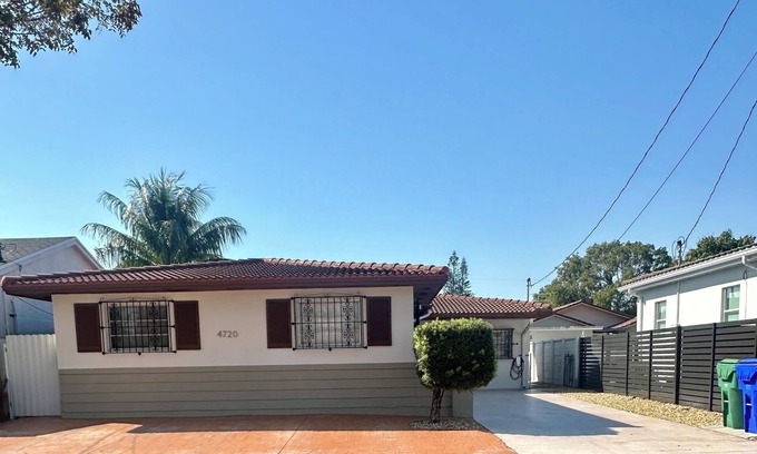 Flagami Casa | Fully renovated 2-bedroom house in Coral Gables with AC, WiFi