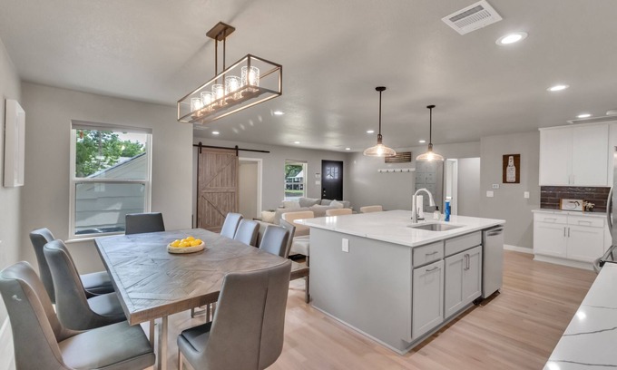 Central Arlington Casa | Fully Renovated 3 Bed/3Bath House 1 1/2 Blocks from AT&T Stadium