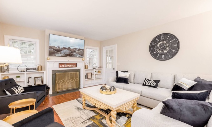 High Point Casa | Fully Renovated 5BR Historic Retreat - Walk to High Point U & Market - Sleeps 14