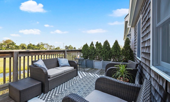 Brant Rock Apartamento | FULLY RENOVATED apt w/water views and deck near beach& marina