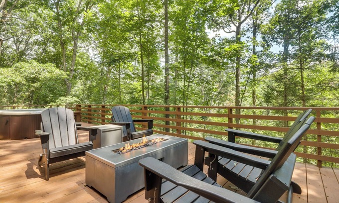 Broadway Cabina | Fully Renovated Broadway Cabin w/ Private Hot Tub!
