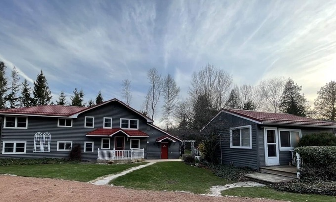 Port Elgin Cabina | Fully Renovated Cozy Cottage, 1 minute walk to beach, park, trails, & splash pad