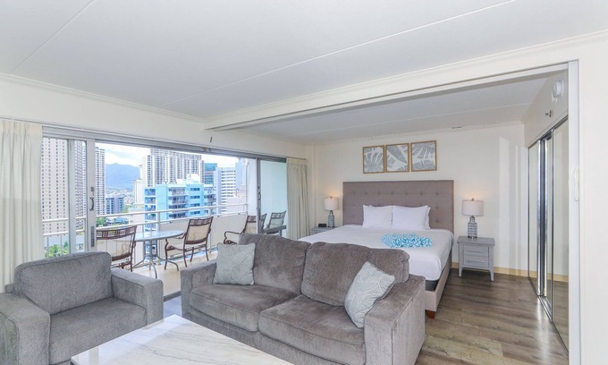 Waikiki Condominio | Unidad completamente renovada en el piso 16 con vista a las montañas y el área circundante de Waikiki.