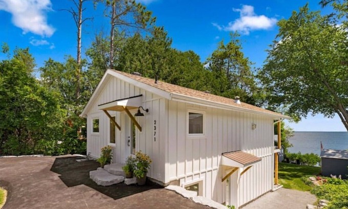 Oro-Medonte Cabina | Fully Renovated Waterfront Cottage on Lake Simcoe 1 hr from the GTA