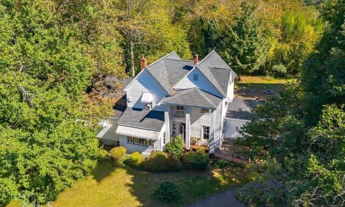 Baldwin Casa | Fully Restored Country Manor