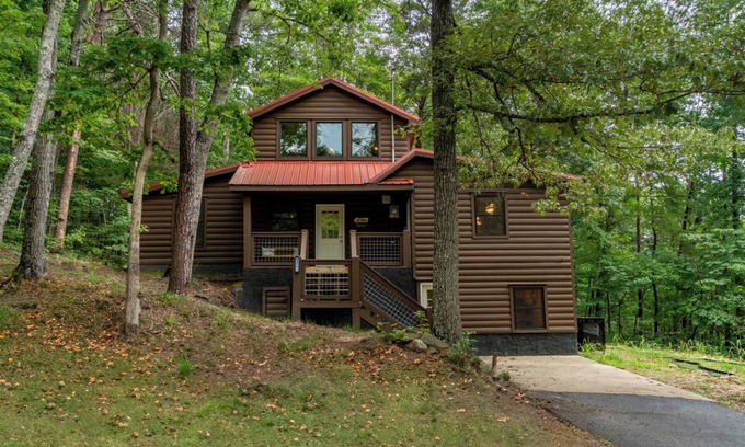 Gatlinburg - Pigeon Forge Cabina | *Fun 2BD Cabin w/ GAMES! Hot Tub + Fire Pit!*