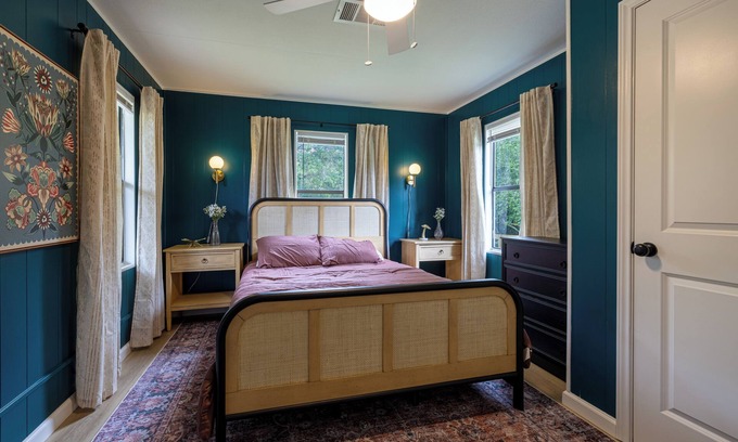Somerville Casa | Fun 3-bedroom Fully Fenced Lake Getaway- Awesome Outdoor Space!