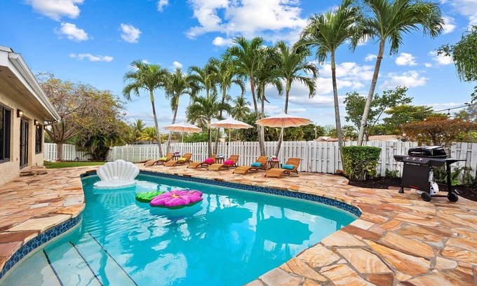 Plantation Casa | Fun 4BD Stay - Pool - BBQ - Games - Backyard