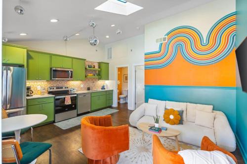 Greenwood Casa | Fun and Fabulous - Walk to Bars, Coffee and Restaurants