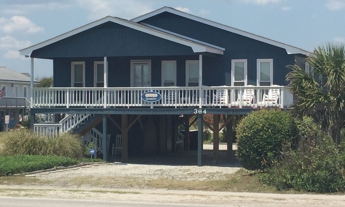 Holden Beach Casa | ESCAPADA DE PLAYA DIVERTIDA! Acceso a la playa al otro lado de la calle / cocina totalmente equipada
