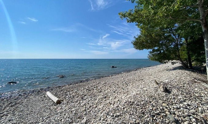 Kincardine Cabaña | Fun & bright cottage by the beach w/ hot tub