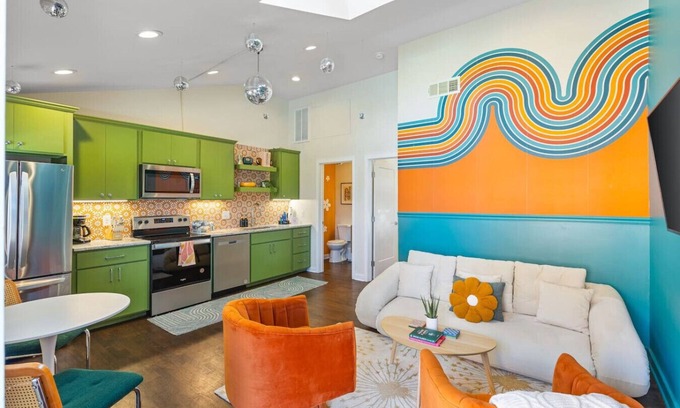 Greenwood Condominio | Fun & Fabulous - Walk to Bars, Coffee & Restaurants
