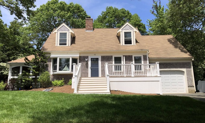 Cotuit Casa | La quintaesencia de Cape Cod Home: ¡un corto paseo a las playas! Nuevo baño y porche