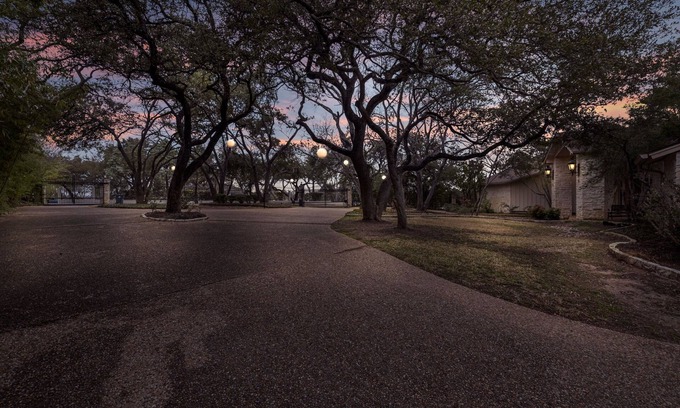 The Estates Above Lost Creek Casa | Fun Family and Dog friendly Estate retreat getaway! 15 minutes to Austin