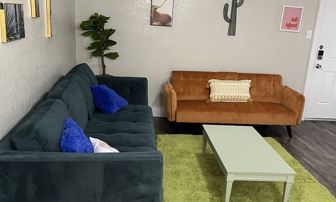 South Arlington Apartamento | Fun for everyone that's walking distance to AT&T Stadium and Globe Life Field.