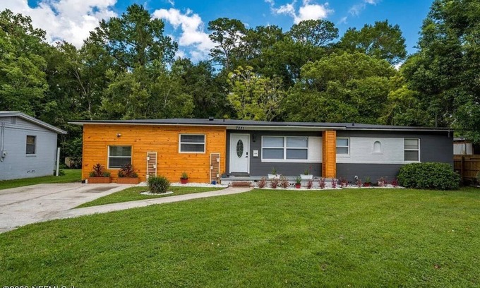 Jacksonville Casa | Fun Game Room Getaway: Sleeps 10, pool table, darts, fire pit, pet-friendly