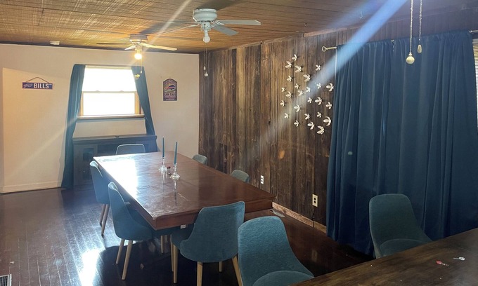Forestville Casa | Fun hangout, walking distance to bar/restaurant
