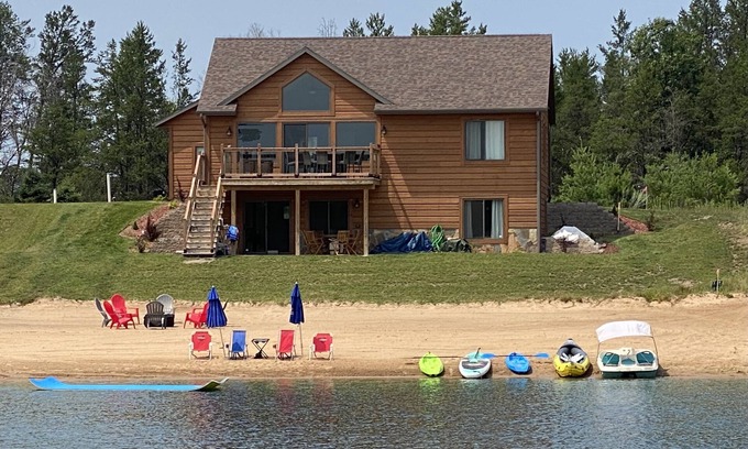 New Lisbon Casa | Fun on the Beach, minutes from Castle Rock Lake! EV friendly too! -Hot Tub-!