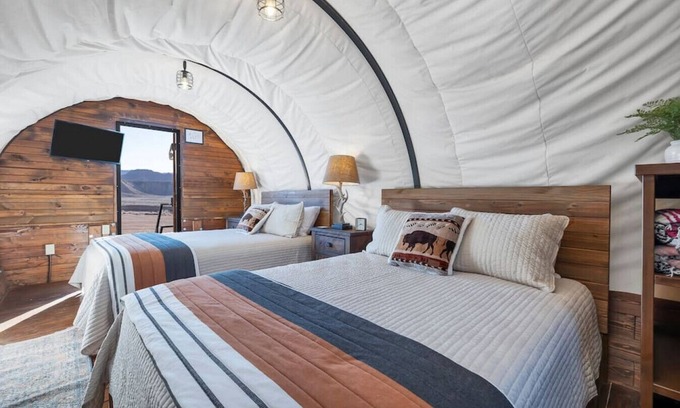 Virgin Cabina | Fun Outlaw Covered Wagon w/2 Queen Beds & Fire Pit