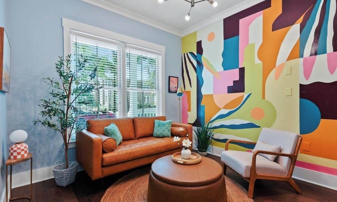 Eastside Apartamento | Fun & Renovated Artsy Downtown Apt Dog Friendly with Fully Fenced Backyard and P