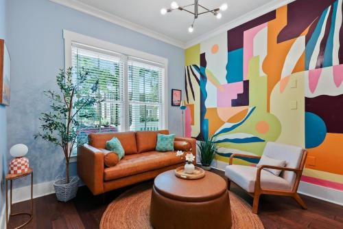 Dixon Park Apartamento | Fun & Renovated Artsy Downtown Apt Dog Friendly with Fully Fenced Backyard and Private Parking