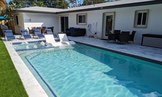 Coral Ridge Apartamento | Refugio Divertido de Tamaño Ideal! Playa a 1.4 mi! Camina a Comida y Diversión!