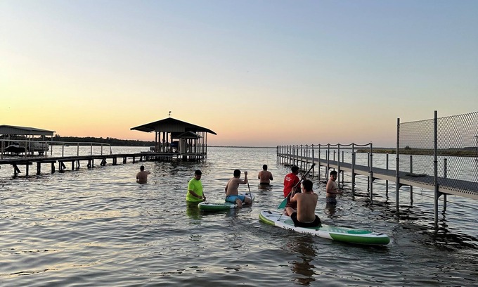 Fort Worth Casa | Fun Summer Lake House w/Firepit located in Ft Worth, Beds 18+, next to Marina