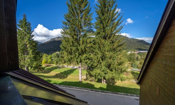 Tarvisio Apartamento | Functional 60 sqm apartment, ideal for 6 guests, 3 min walk from the Italian Ski and Snowboard School Tarvisio - Sella Nevea. Tarvisio, located in the heart of the Julian Alps, offers breathtaking landscapes and a rich variety of hiking trails. The apart