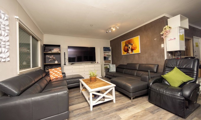 Clayfield Apartamento | Funky 2-bedroom apartment in Albion with AC, WiFi, Gym
