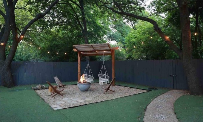 Dallas Casa | Modern Dallas Cottage near Arboretum