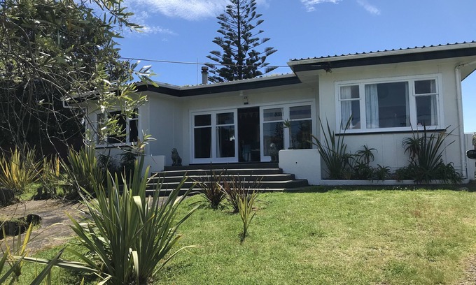 Otaki Beach Casa | Funky 50's Beach House