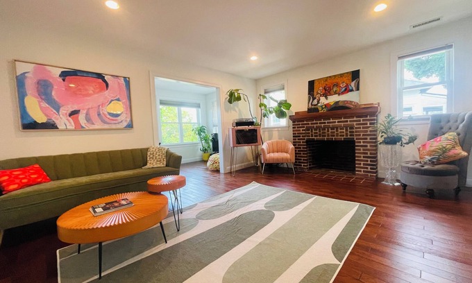 Arlington Casa | Funky and cozy home ! A little bit of everything for everyone.