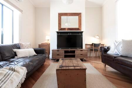 Launceston CBD Casa | Funky Heritage Home in the City Center