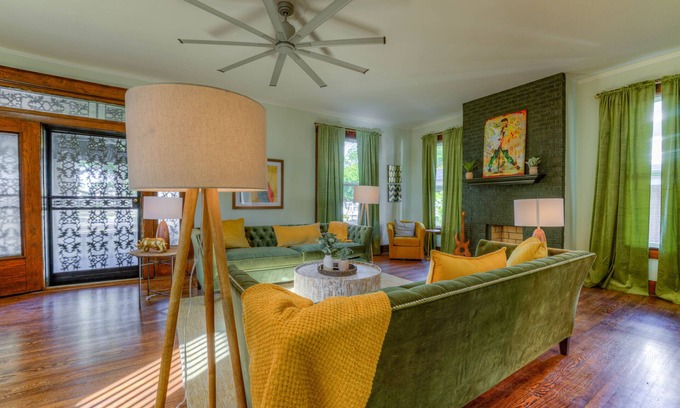 Memphis Casa | Funky Memphis Game House! FirePit, Gtd pkg, Games!