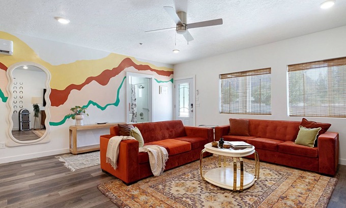 Hildale Apartamento | Funky Retreat: 3BR/2BA Full of Amenities: Pool, Hot Tub, Sauna, 1 Hr to Zion