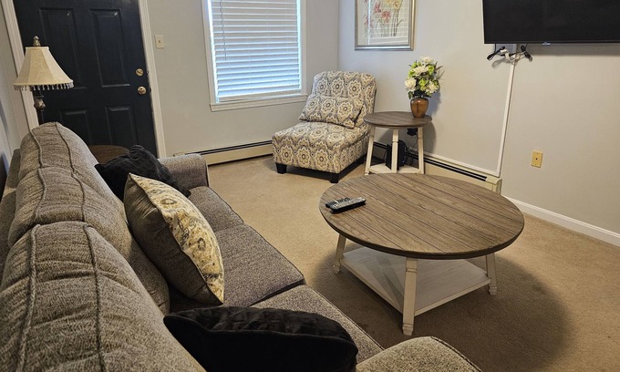 Bangor Apartamento | Furnished 1-BDR, 1-Minute Drive to Northern Light Hospital. 90 day minimum stay.