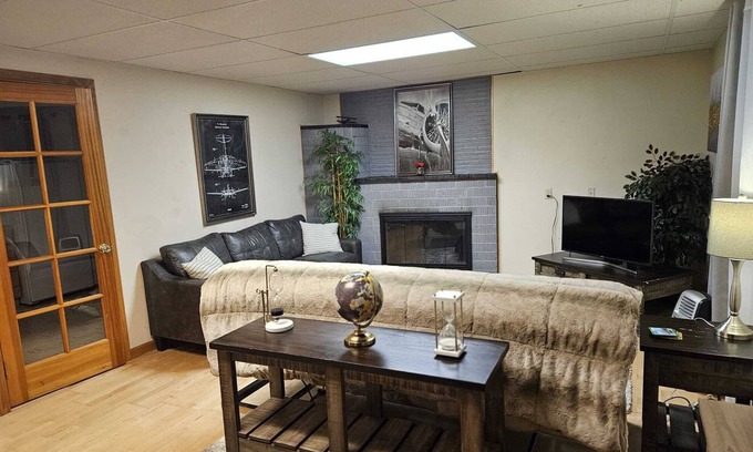 Victory Heights Casa | Furnished 1BR Apt with Equipped Office / Garage / Washer / Dryer- North Seattle