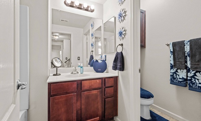 Natomas Park Condominio | Furnished 2bd 2ba Condo w/ Loft & Garage in Gated Community – Poolside Retreat