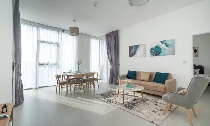 Dubai Apartamento | Furnished 2BR with floor-to-ceiling window