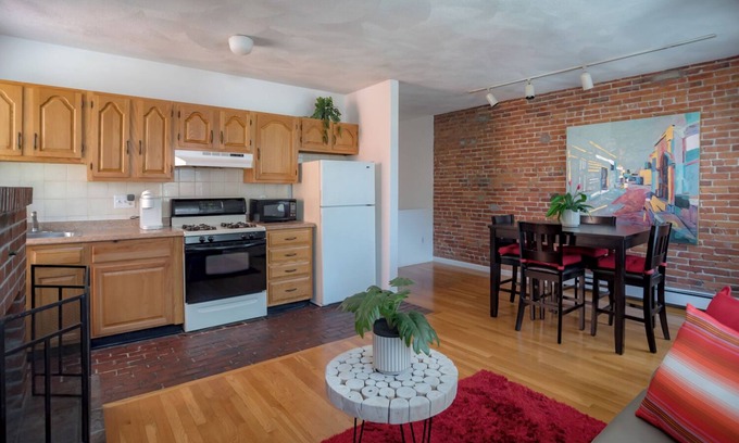 Dudley Square Casa | Furnished 3- Bedrooms near Hospitals & Universities in vibrant Boston w/Wifi.