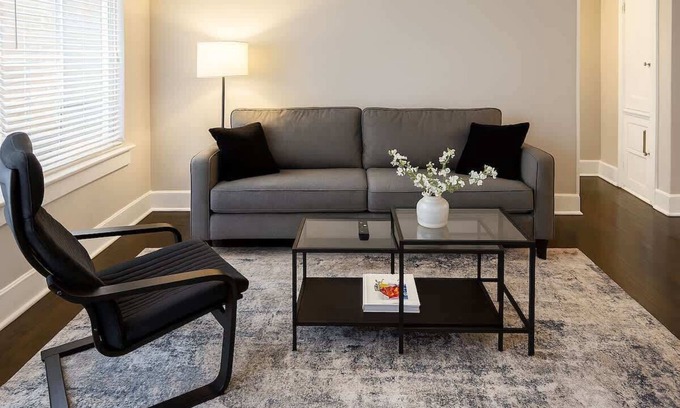 Hyde Park Apartamento | Furnished 3BR Apt w/ Laundry