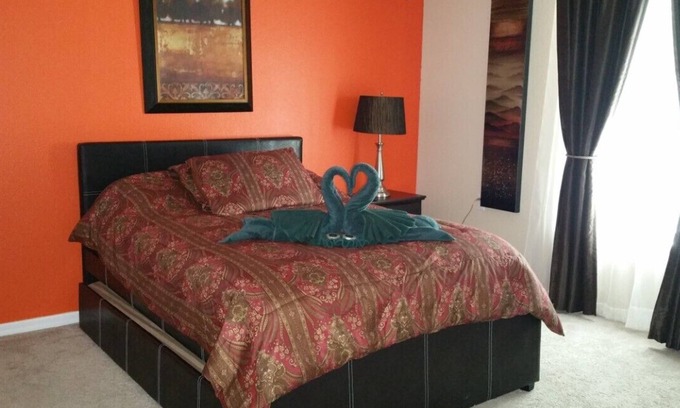 Orlando Cama Y Desayuno | Dormitorio amueblado y baño privado