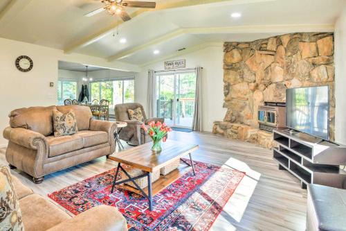 Twain Harte Casa | Furnished Deck and Fire Pit Sherwood Forest Cabin